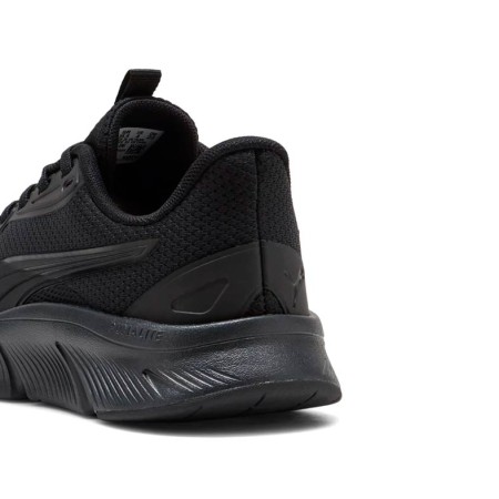 Detalle trasero de deportivas negras Puma con suela ligera