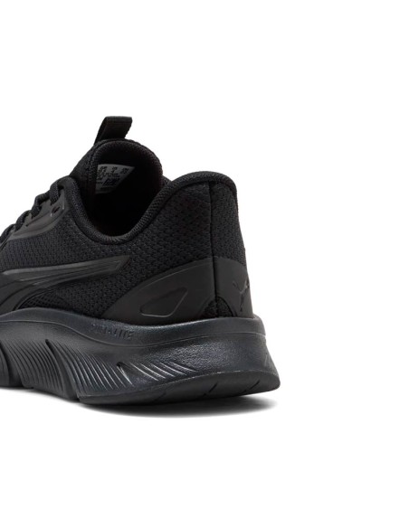 Detalle trasero de deportivas negras Puma con suela ligera
