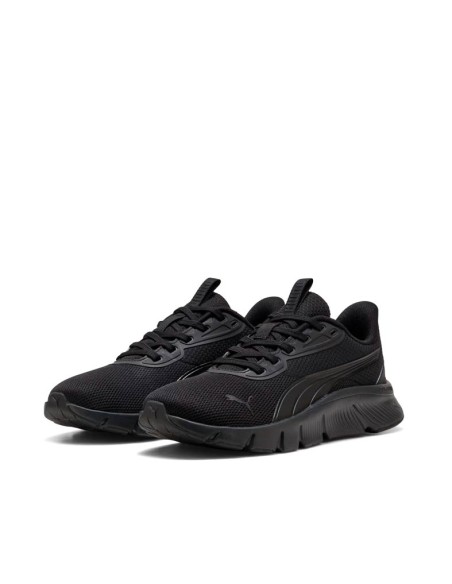 Zapatillas Puma negras deportivas vista frontal en pareja