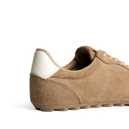 Detalle del talón blanco en zapatilla casual camel mujer