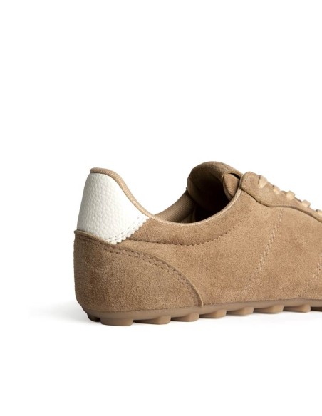 Detalle del talón blanco en zapatilla casual camel mujer