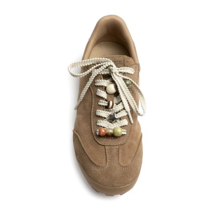 Zapatilla camel Corina M6510 vista frontal con abalorios