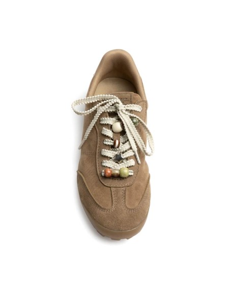 Zapatilla camel Corina M6510 vista frontal con abalorios