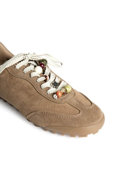 Detalle de cordones con abalorios en zapatilla casual camel mujer
