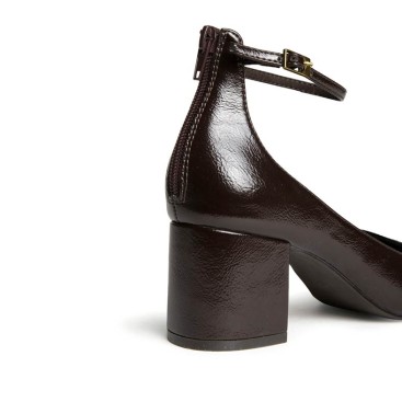 Detalle trasero de zapato marrón tipo charol con tacón bloque