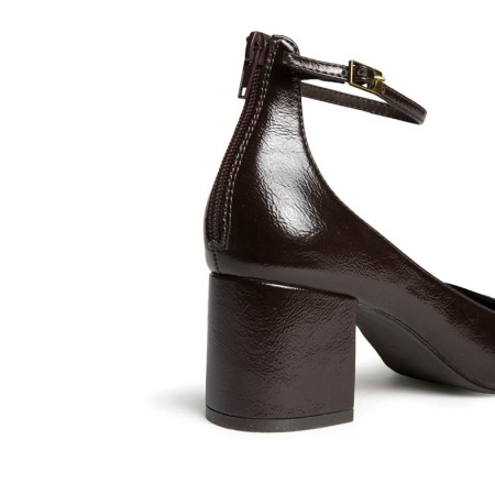 Detalle trasero de zapato marrón tipo charol con tacón bloque