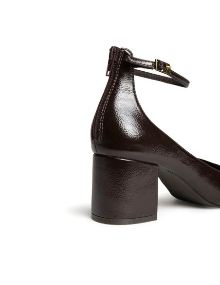 Detalle trasero de zapato marrón tipo charol con tacón bloque