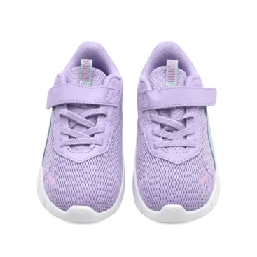 Zapatillas Puma infantiles lila con suela blanca ligera y cierre combinado.