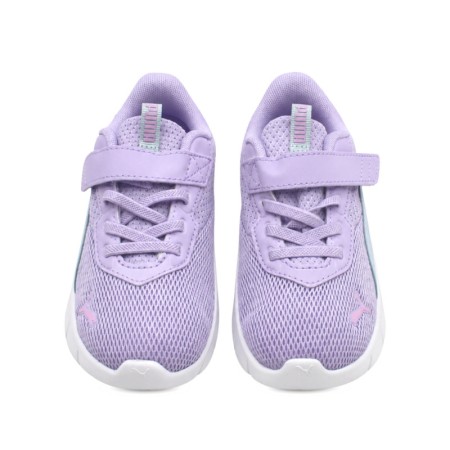 Zapatillas Puma infantiles lila con suela blanca ligera y cierre combinado.