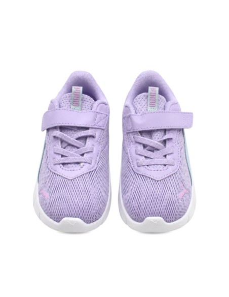 Zapatillas Puma infantiles lila con suela blanca ligera y cierre combinado.