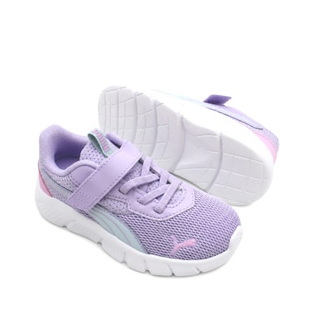 Vista frontal de zapatillas deportivas niña Puma en color lila con velcro.