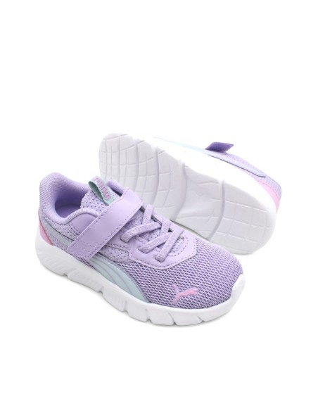 Vista frontal de zapatillas deportivas niña Puma en color lila con velcro.