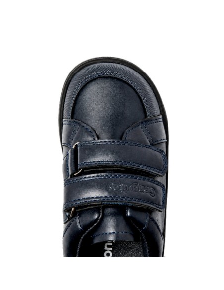 Detalle de la puntera ancha del zapato colegial barefoot Conguitos Goflex azul marino