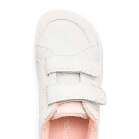Detalle superior de zapatillas niña barefoot Conguitos con velcro y puntera ancha