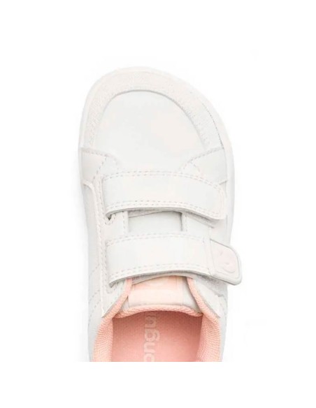 Detalle superior de zapatillas niña barefoot Conguitos con velcro y puntera ancha