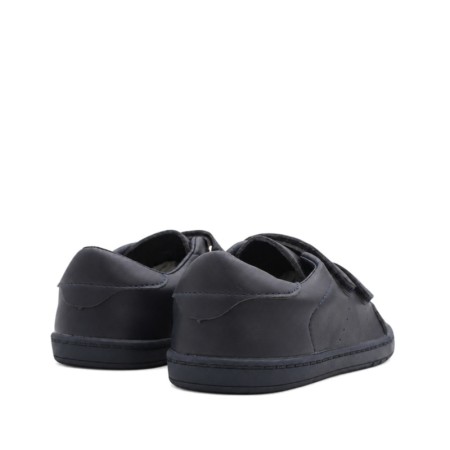 Colegial barefoot niño azul marino vista trasera