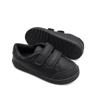 Colegial barefoot negro niño vista lateral con puntera reforzada