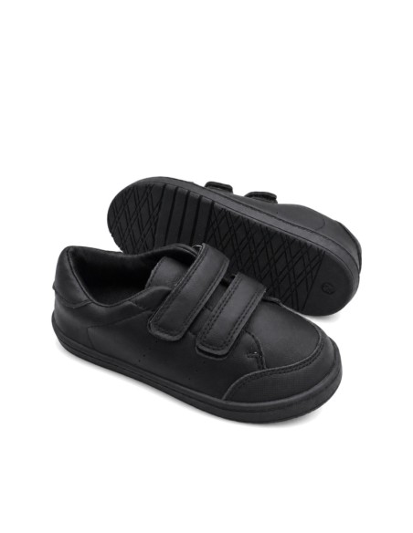 Colegial barefoot negro niño vista lateral con puntera reforzada