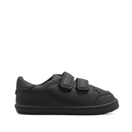 Colegial barefoot negro