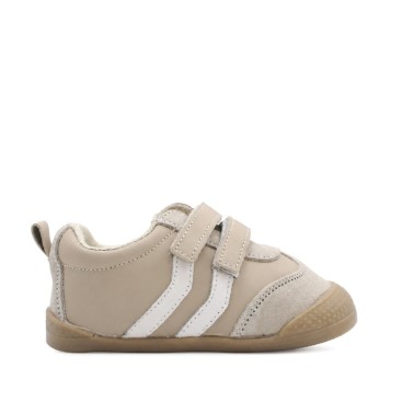 Deportivas bebé beige con velcro vista lateral