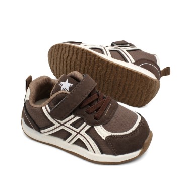 Deportivas niño marrón vista lateral con detalles beige