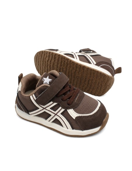 Deportivas niño marrón vista lateral con detalles beige