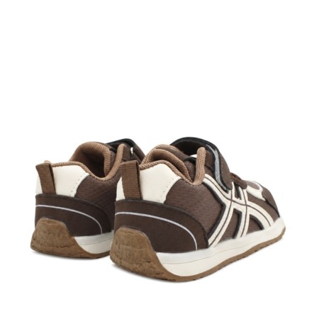 Zapatillas deportivas marrones para niño vistas desde atrás