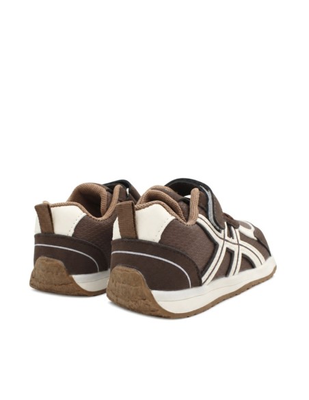 Zapatillas deportivas marrones para niño vistas desde atrás