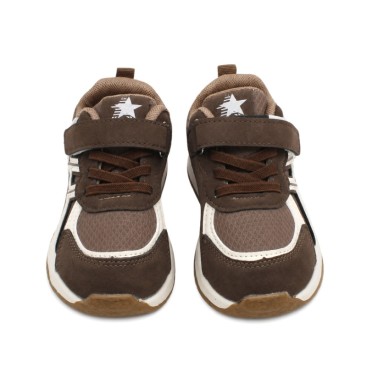Zapatillas marrones niño con cierre de velcro y cordón elástico