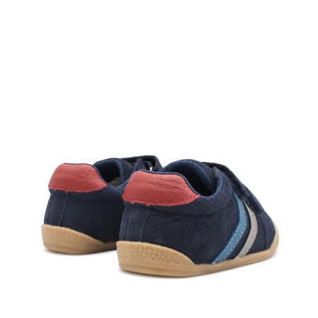 Zapatilla niño azul marino de serraje con detalles en gris y azul lateral