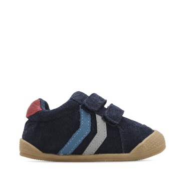 Zapatillas niño azul marino de serraje barefoot vista trasera con detalle burdeos