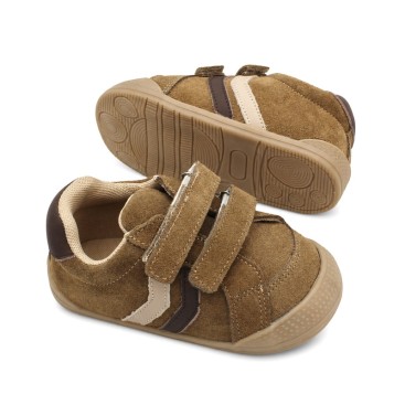 Zapatillas niño marrón de serraje con doble velcro y suela de goma