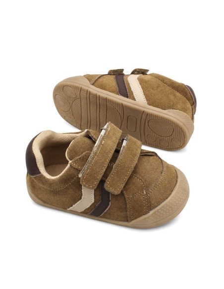 Zapatillas niño marrón de serraje con doble velcro y suela de goma