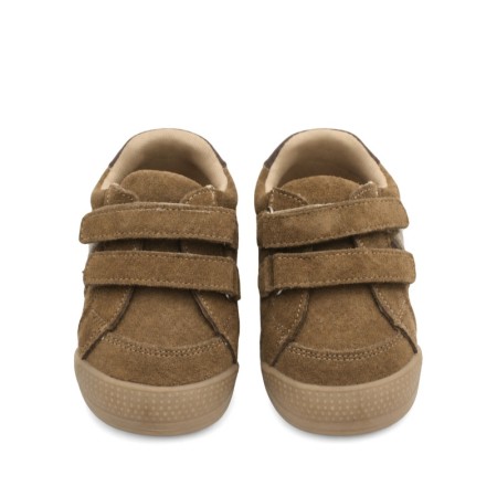 Zapatillas infantiles marrón con cierre de velcro vista superior