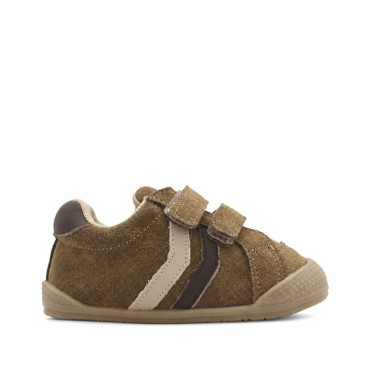 Zapatilla de serraje marrón para niño con detalles laterales beige
