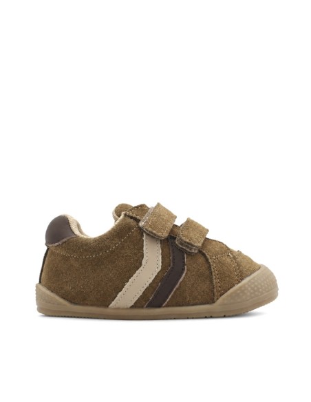 Zapatilla de serraje marrón para niño con detalles laterales beige
