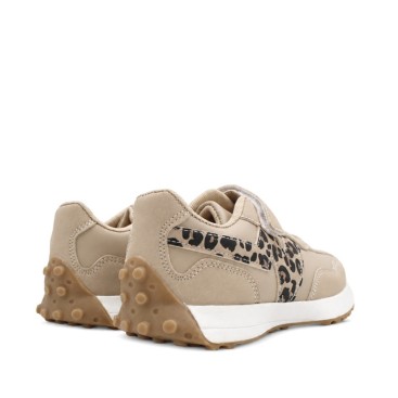 Detalle trasero de zapatillas niña beige con suela caramelo y leopardo