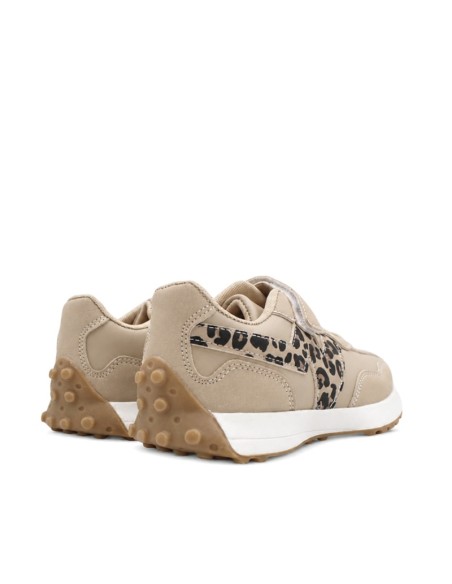 Detalle trasero de zapatillas niña beige con suela caramelo y leopardo