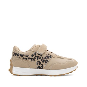 Zapatilla niña beige con estampado leopardo lateral y cierre de velcro