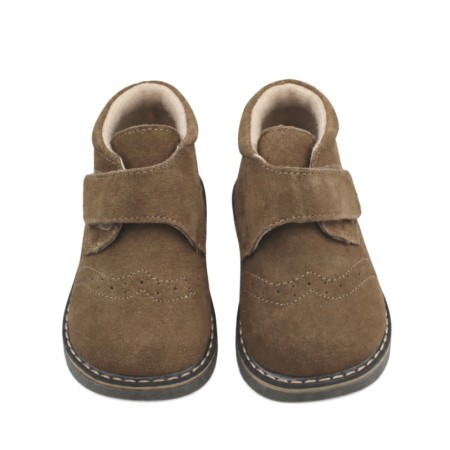 Botines niño color taupe con picado decorativo en la pala