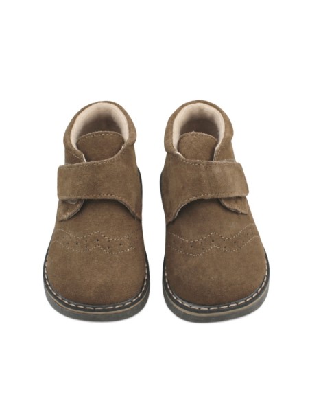 Botines niño color taupe con picado decorativo en la pala