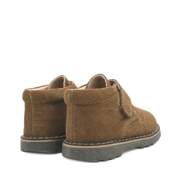 Botines niño taupe vista trasera con pespuntes decorativos