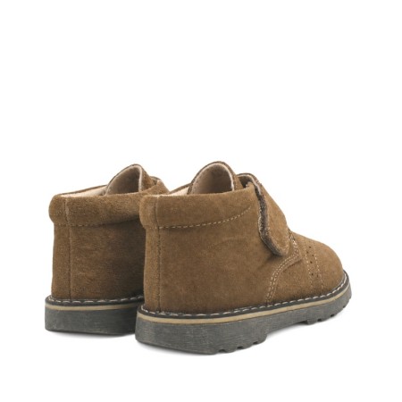 Botines niño taupe vista trasera con pespuntes decorativos