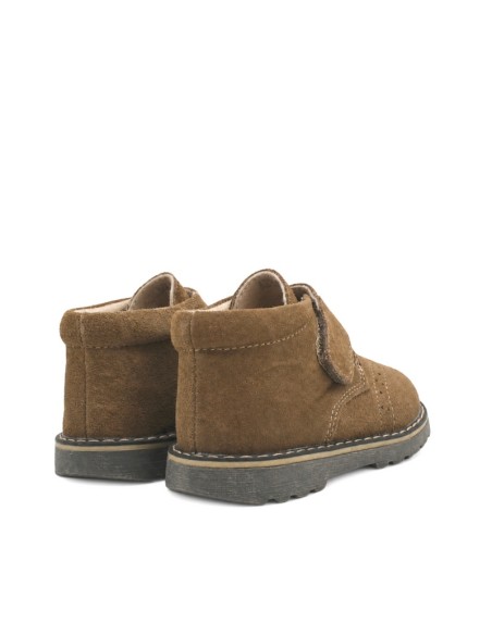 Botines niño taupe vista trasera con pespuntes decorativos