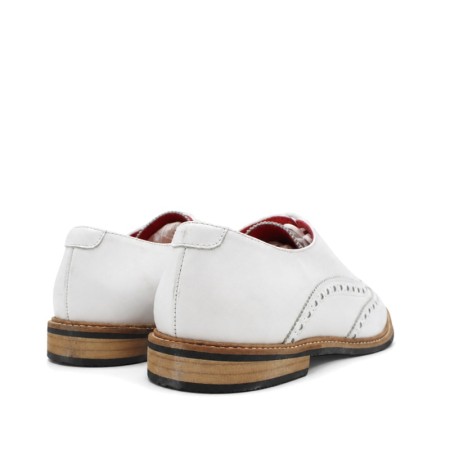 Zapato Oxford blanco hombre visto desde atrás con piso efecto madera