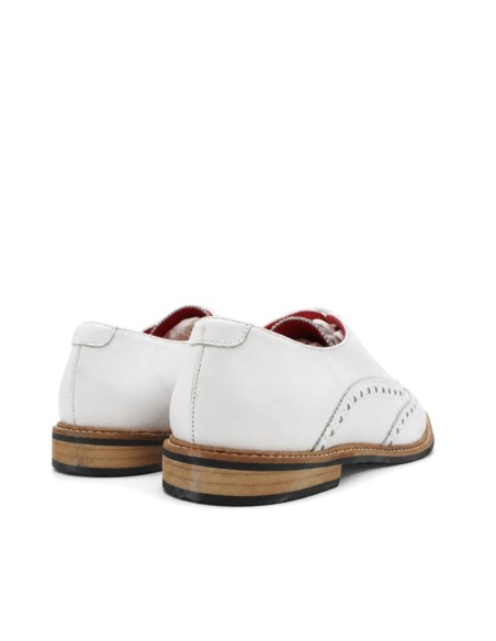 Zapato Oxford blanco hombre visto desde atrás con piso efecto madera