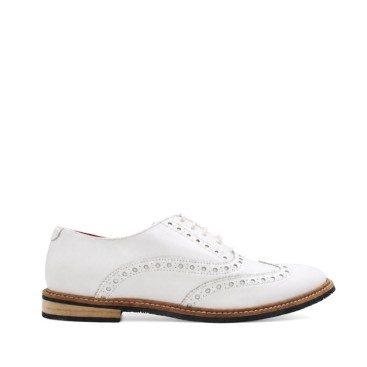 Zapato Oxford blanco hombre de piel con picado decorativo vista lateral