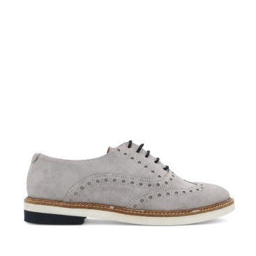 Zapato gris hombre de piel serraje con cordones azul marino vista lateral