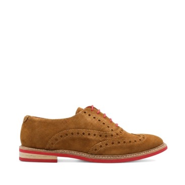 Zapato hombre camel con suela roja vista lateral
