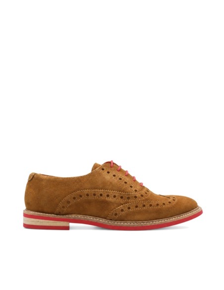 Zapato hombre camel con suela roja vista lateral